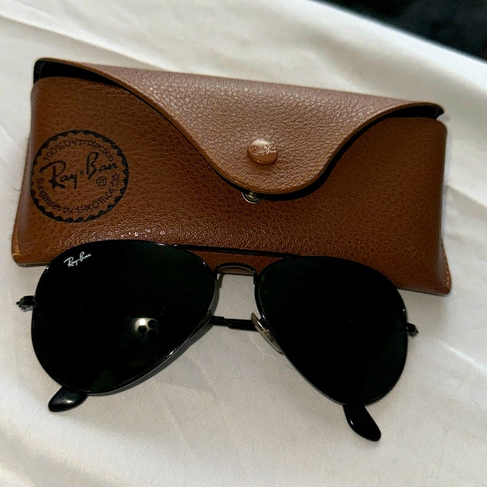 Black Rayban aviators amazing condition!
